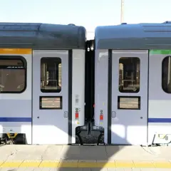 Dwa wagony PKP z widocznym symbolem Wi-Fi. Dowiedz się, jak połączyć się z intercity wifi.