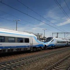 Dwa pociągi Pendolino PKP Intercity stoją obok siebie na torach, gotowe do podróży.
