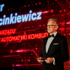 Artur Marcinkiewicz, prezes zarządu Zakłady Automatyki Kombud, przemawia na tle czerwonej scenografii.