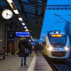 PKP Siechnice Wrocław: pociąg KD z Legnicą na peronie 5, wieczór.