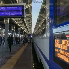 Pasażerowie na peronie w Lesznie czekają na pociąg Baltic Express do Warszawy.