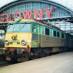 Lokomotywa EP07 na tle napisu "GŁÓWNY". Klasyk PKP gotowy do podróży.