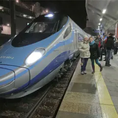 Dwie dziewczyny na peronie czekają na pociąg z Krakowa do Sanoka.