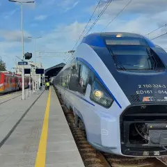 Nowoczesny pociąg PKP Intercity na torze 4. Może to być łódź zielona góra, jeśli podróżujesz tym składem.
