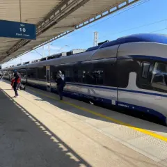 Pociąg PKP Intercity na torze 10, gotowy do odjazdu. W tle peron i podróżni. Czekam na pociąg do Piła Bydgoszcz.
