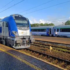 Pociąg PKP Intercity z Giżycka do Kętrzyna na stacji.