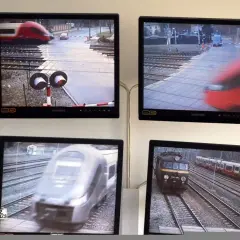 Cztery monitory pokazują przejazdy kolejowe i pociągi w ramach monitoringu PKP.