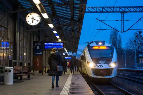 PKP Siechnice Wrocław: pociąg KD z Legnicą na peronie 5, wieczór.