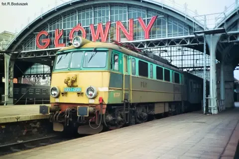 Lokomotywa EP07 na tle napisu "GŁÓWNY". Klasyk PKP gotowy do podróży.