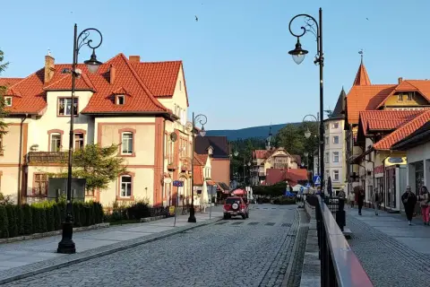Urokliwa ulica w Świeradowie-Zdroju, z charakterystyczną architekturą i brukowaną nawierzchnią. Idealne miejsce na spacer po okolicy Jeleniej Góry.