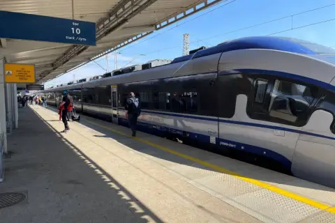 Pociąg PKP Intercity na torze 10, gotowy do odjazdu. W tle peron i podróżni. Czekam na pociąg do Piła Bydgoszcz.