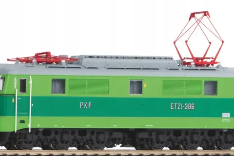 Zielona lokomotywa ET21-386 PKP z czerwonym pantografem, gotowa do podróży po torach.