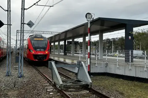 Czerwony pociąg PKP stoi na peronie. Co to znaczy? To początek podróży!