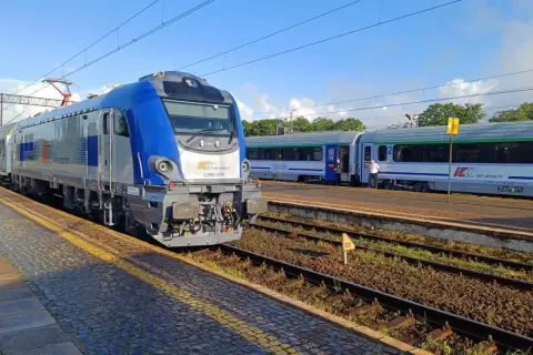 Pociąg PKP Intercity z Giżycka do Kętrzyna na stacji.