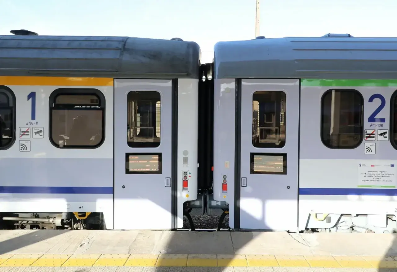 Dwa wagony PKP z widocznym symbolem Wi-Fi. Dowiedz się, jak połączyć się z intercity wifi.