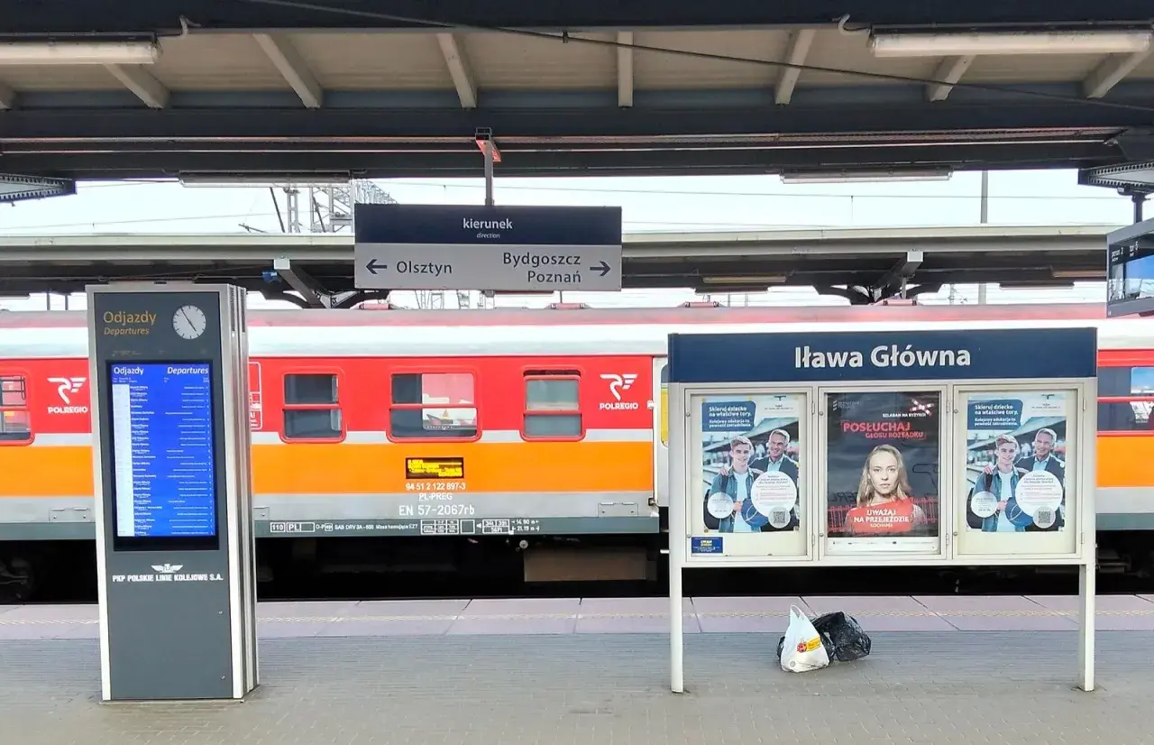 Czerwono-pomarańczowy pociąg Polregio na stacji Iława Główna. Tablica kierunków wskazuje Olsztyn, Bydgoszcz i Poznań.