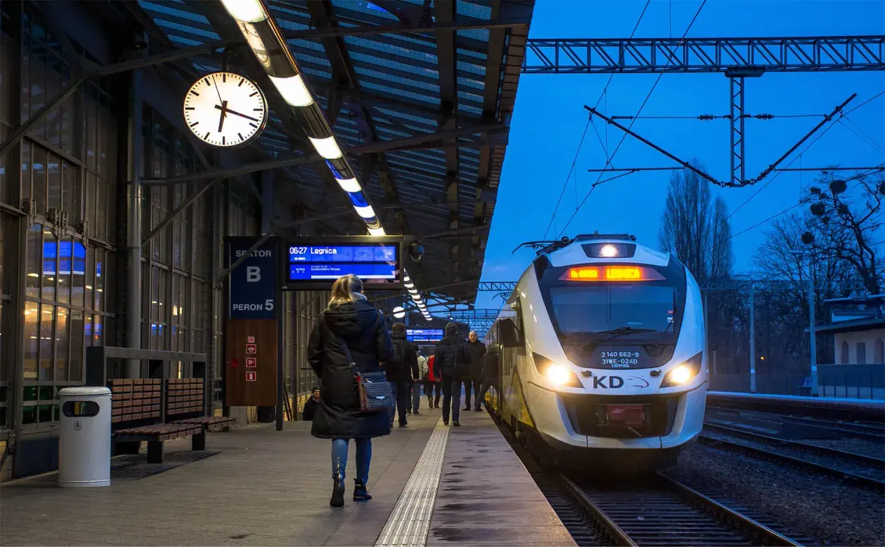 PKP Siechnice Wrocław: pociąg KD z Legnicą na peronie 5, wieczór.