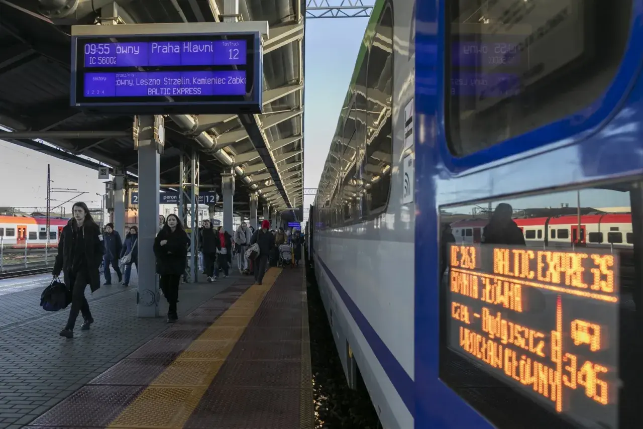Pasażerowie na peronie w Lesznie czekają na pociąg Baltic Express do Warszawy.