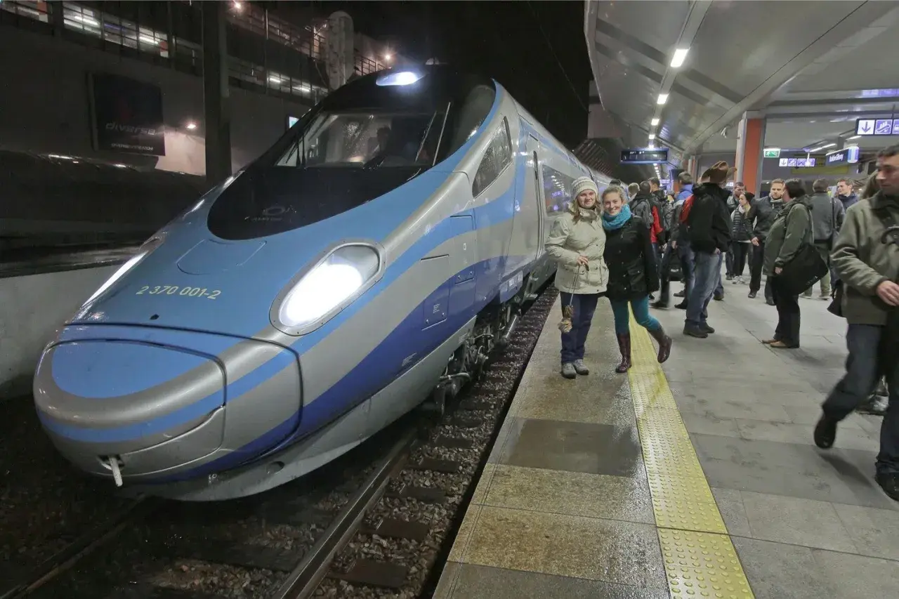 Dwie dziewczyny na peronie czekają na pociąg z Krakowa do Sanoka.