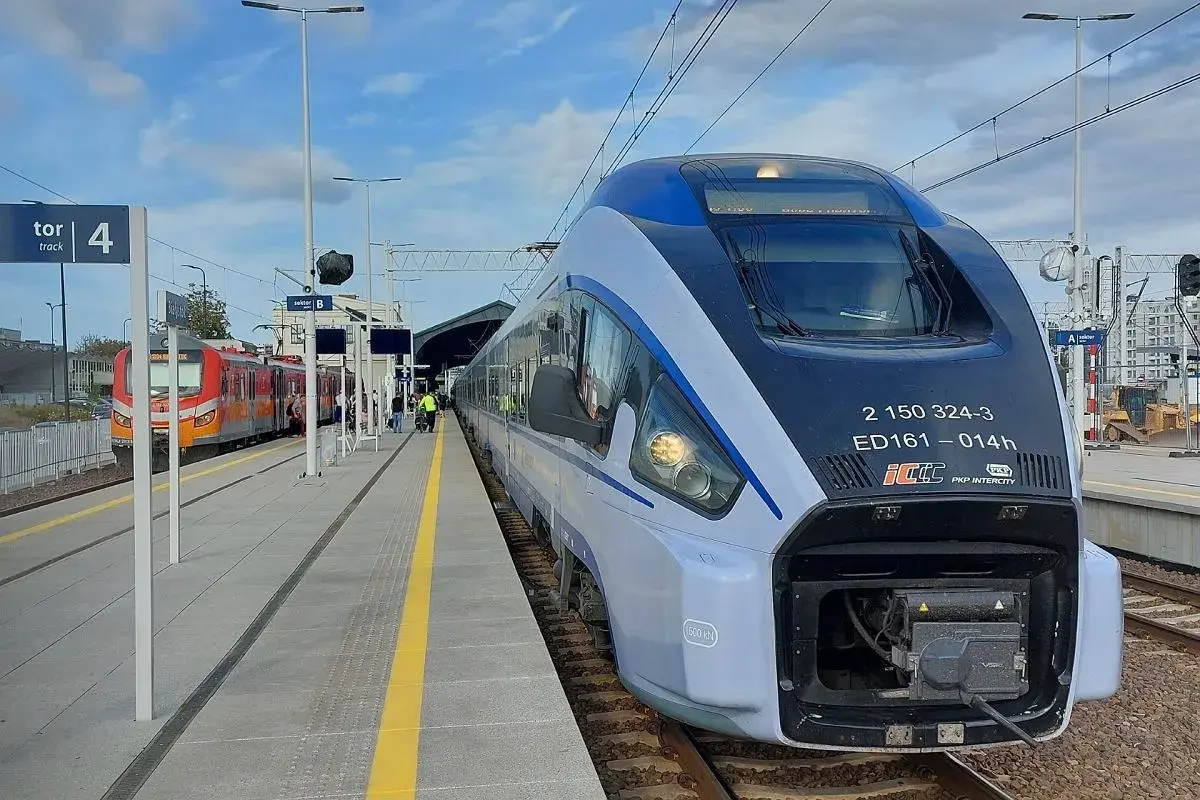 Nowoczesny pociąg PKP Intercity na torze 4. Może to być łódź zielona góra, jeśli podróżujesz tym składem.