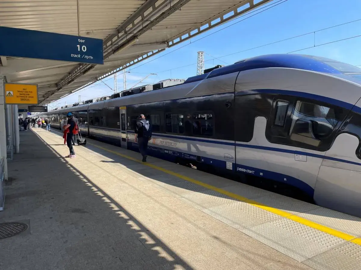 Pociąg PKP Intercity na torze 10, gotowy do odjazdu. W tle peron i podróżni. Czekam na pociąg do Piła Bydgoszcz.
