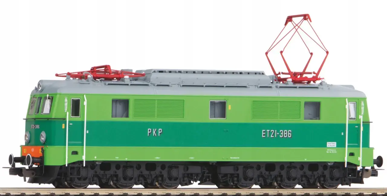 Zielona lokomotywa ET21-386 PKP z czerwonym pantografem, gotowa do podróży po torach.