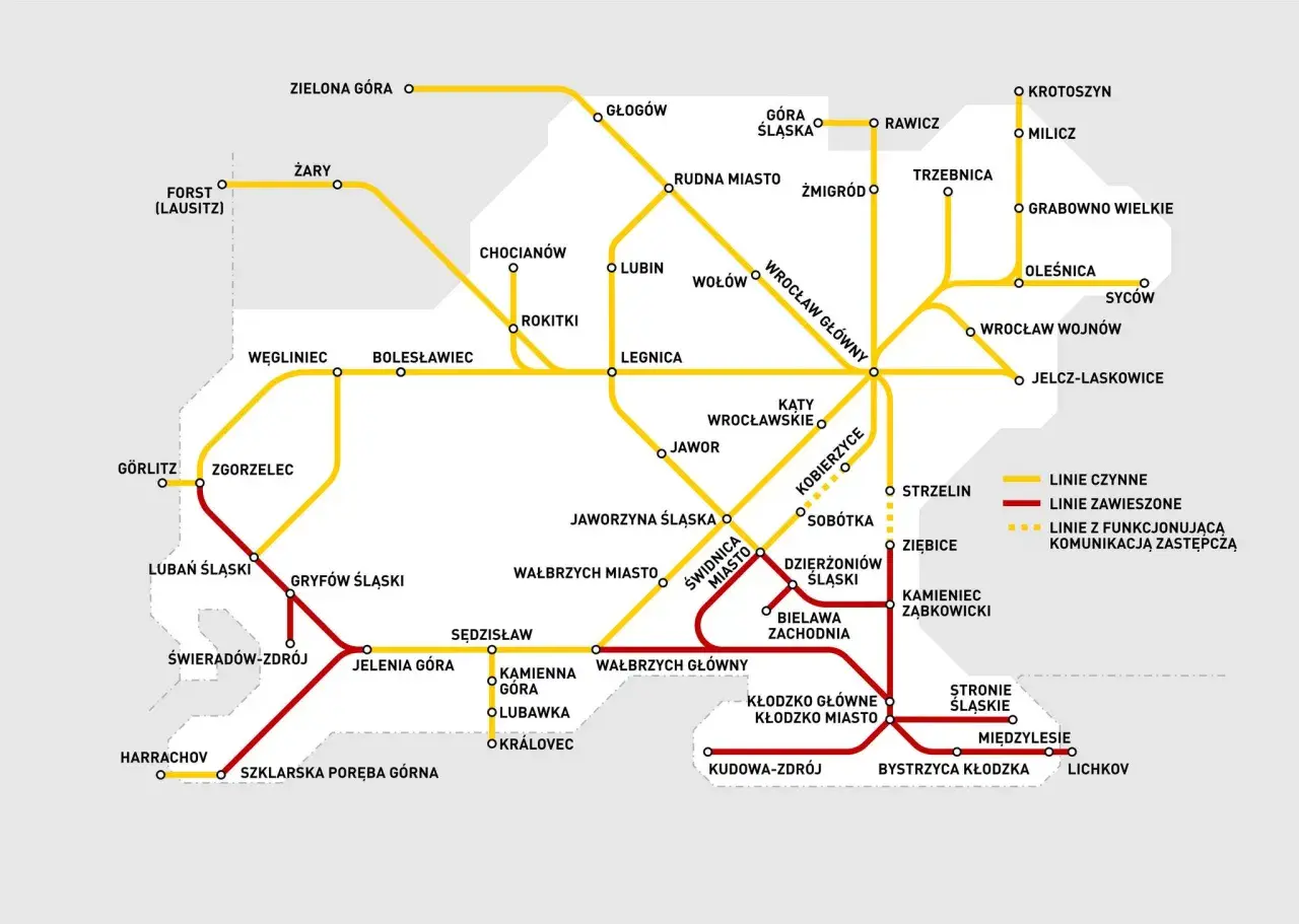 Mapa kolejowa Dolnego Śląska, z zaznaczonymi liniami czynnymi (żółte), zawieszonymi (czerwone) i zastępczymi (przerywane). Widać m.in. Wrocław, Legnicę, Jelenia Górę i Kłodzko.