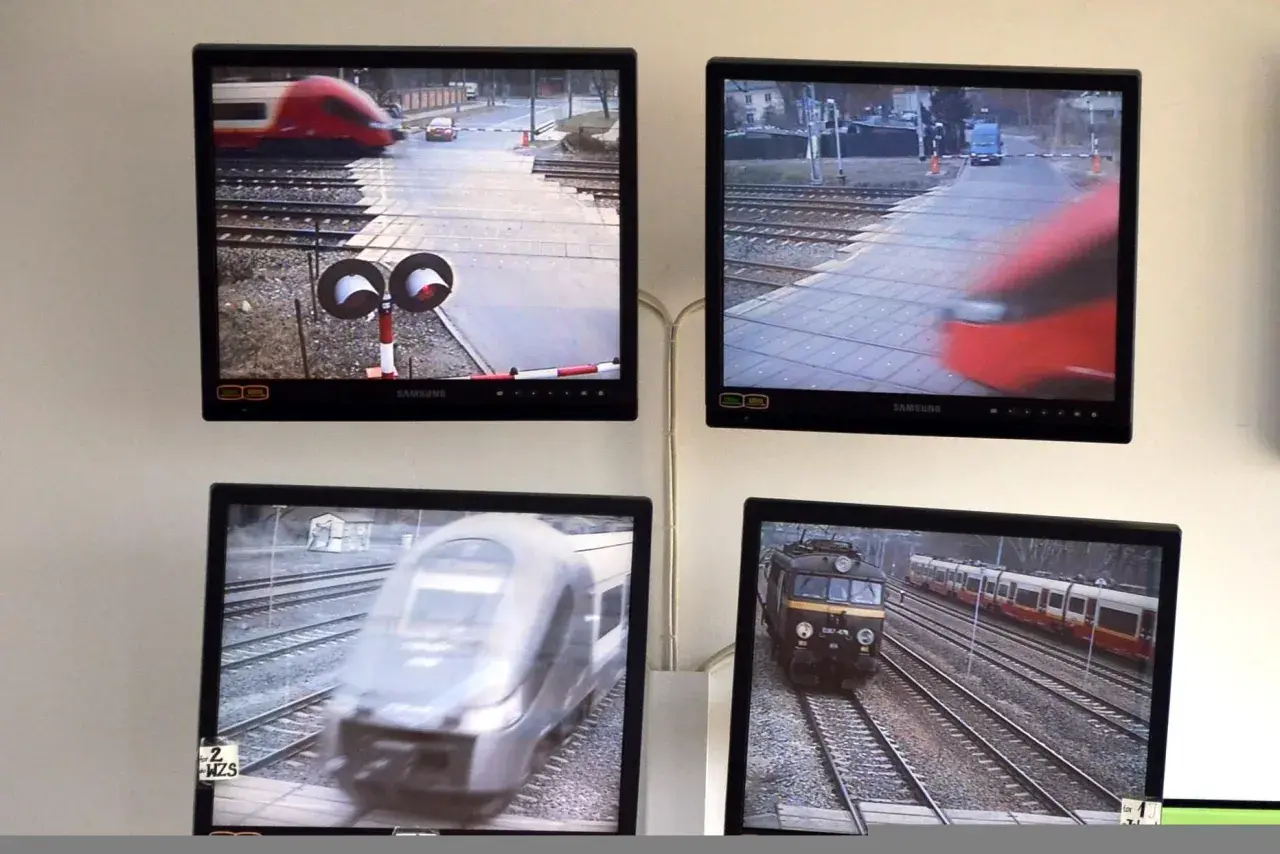 Cztery monitory pokazują przejazdy kolejowe i pociągi w ramach monitoringu PKP.