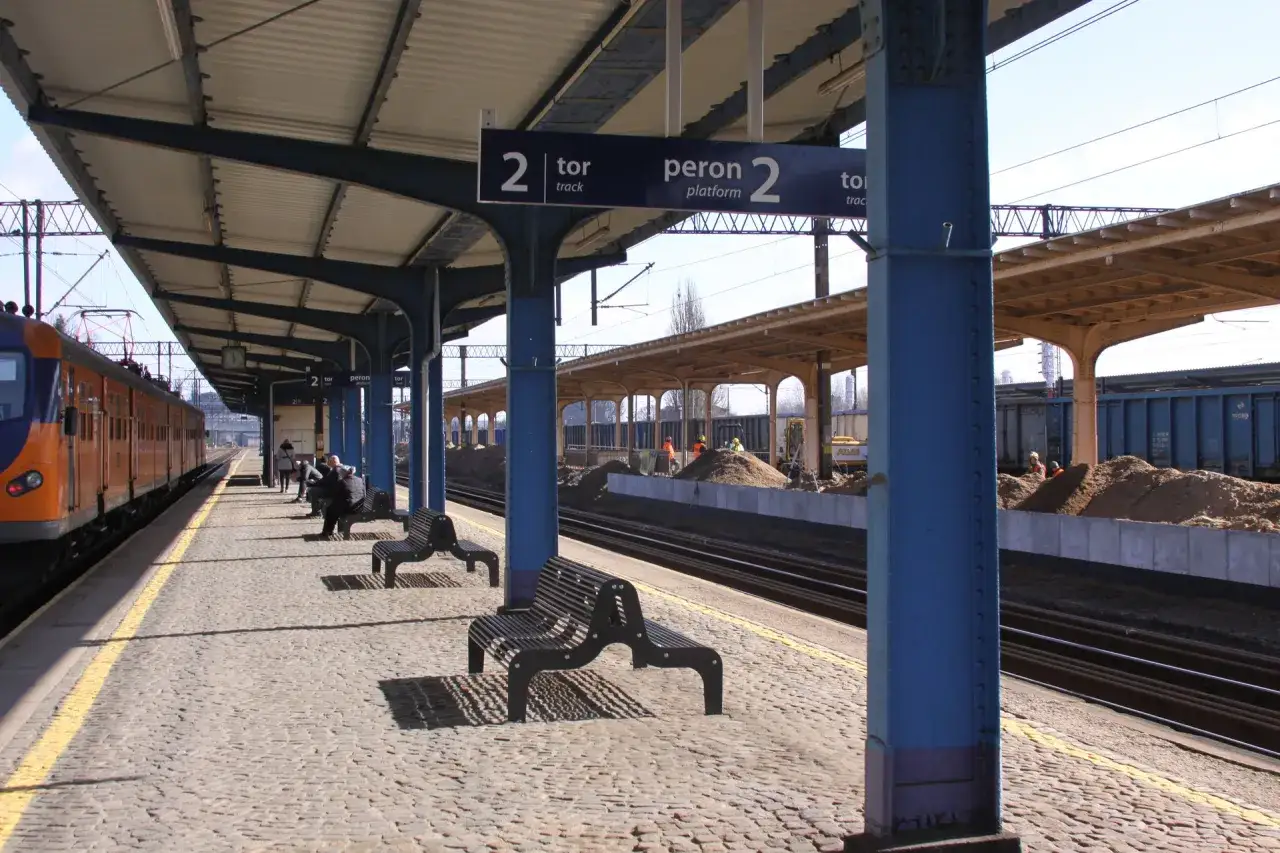Peron 2 na stacji Pila Bydgoszcz. Pociąg stoi przy peronie, a w tle trwają prace budowlane.