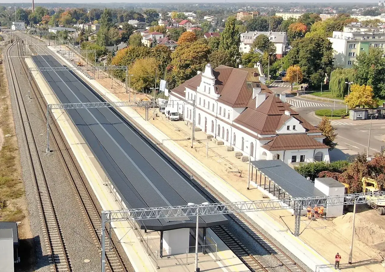 Nowa stacja kolejowa w Lublinie, z nowoczesnymi peronami i zabytkowym budynkiem dworca, gotowa na podróżnych do Białej Podlaskiej.