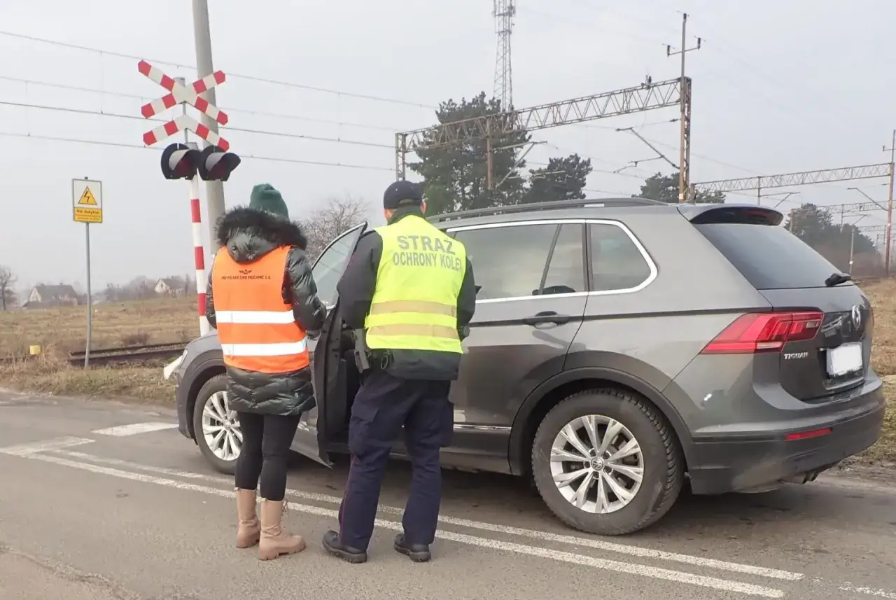 Straż Ochrony Kolei zatrzymała samochód przy przejeździe kolejowym.