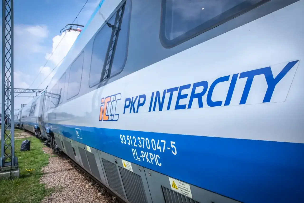 PKP Intercity - idealny wybór, gdzie na Mazury pociągiem. Nowoczesny skład czeka na podróżnych.