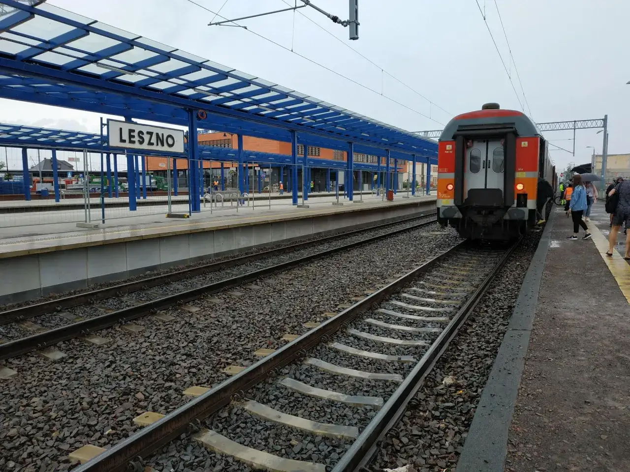 Pociąg na stacji Leszno, gotowy do podróży do Warszawy.