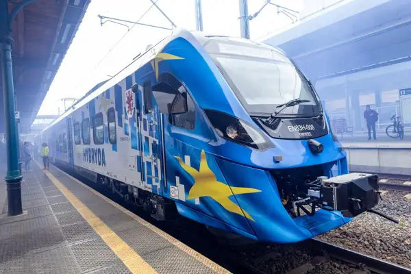 Nowy pociąg hybrydowy EN63H-008 z motywem gwiazd Unii Europejskiej na niebieskim tle, gotowy do podróży.