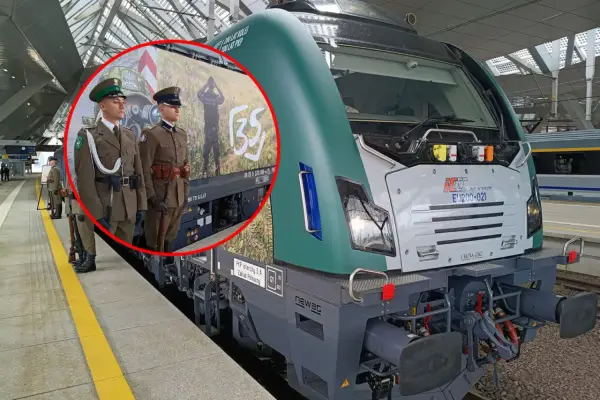 Żołnierze w mundurach stoją obok lokomotywy PKP Intercity EU200-021, która upamiętnia 200 lat kolei. To definicja pociągu jako symbolu historii i postępu.