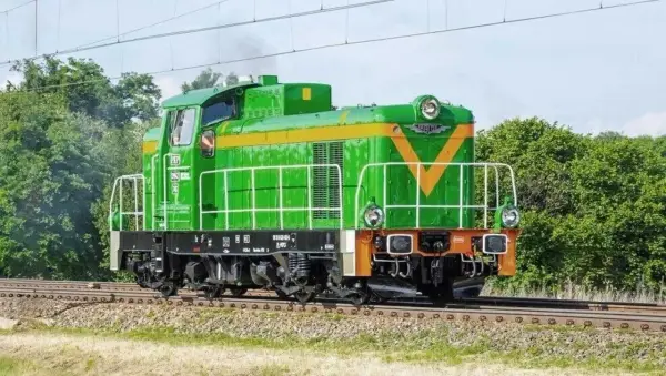 Zielona lokomotywa **Fablok 6D** z żółtym pasem i literami "PKP" na tle zieleni.
